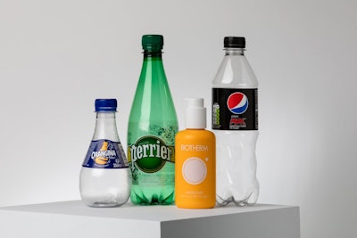 Los socios del consorcio Suntory, Néstle Waters, L'Oréal y PepsiCo fabricaron cada uno una botella con material Carbios para sus marcas (de izquierda a derecha) Orangina, Perrier, Biotherm y Pepsi Max, respectivamente.