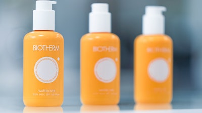 El objetivo de L'Oréal es poner en producción, en 2025, botellas rPET Biotherm basadas en la tecnología de reciclaje de Carbios.