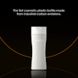 L'Oréal ha producido un prototipo de botella de cosméticos que está hecha de un polietileno creado a partir del reciclaje de emisiones de carbono.