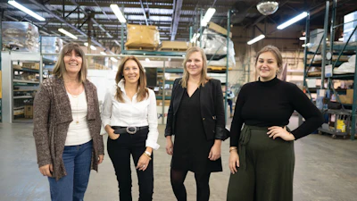 De izquierda a derecha: Kelly Irvine (vicepresidenta de Operaciones de Manufactura), Lisa Hunt (CEO), Rachael Whale (asistente ejecutiva de la directora ejecutiva) y Natalie Irvine (directora de Marketing).