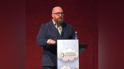 Tony Rossi de Loop habla a la audiencia de Sustainability in Packaging Europe