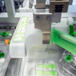 Una máquina Optima Automation inserta los componentes en el blíster.