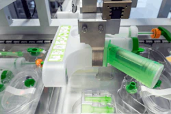 Una máquina Optima Automation inserta los componentes en el blíster.