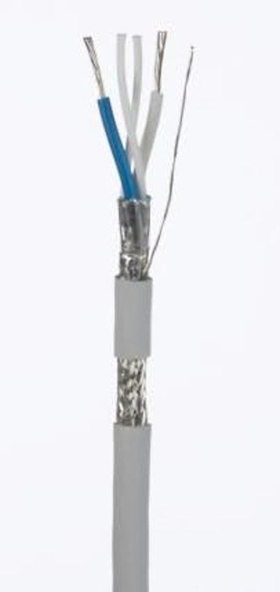 El cable de cobre blindado SPE de Panduit tiene conductores de cobre estañado trenzado de 18/7 AWG con aislamiento de espuma de polietileno (PE). Los conductores están trenzados en un par e incluyen dos rellenos. El par está rodeado por un blindaje de lámina de aluminio/poliéster, una cubierta protectora trenzada de cobre estañado e incluye un cable de tierra de cobre estañado trenzado 24/7 AWG.