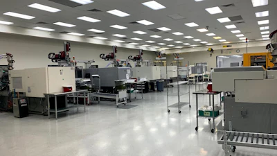 Trademark Plastics Inc. está implementando continuamente la automatización dentro de las salas limpias Clase 8 con herramientas de final de brazo y transportadoras clasificadoras.
