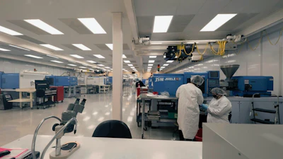 Trademark Plastics Inc. capacita a los operadores de máquinas para que sean la primera línea de calidad al inspeccionar piezas junto a la máquina de moldeo.