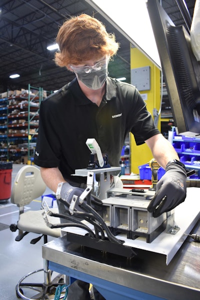 Los modelos de asociación público-privada se están volviendo cada vez más populares para la formación profesional y técnica debido a los beneficios mutuos que confieren.