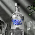 The Absolut Company logró el objetivo del 50 % de contenido reciclado en su icónica botella de vidrio transparente Absolut Vodka cuatro años antes de lo previsto.