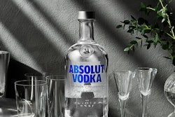 The Absolut Company logró el objetivo del 50 % de contenido reciclado en su icónica botella de vidrio transparente Absolut Vodka cuatro años antes de lo previsto.