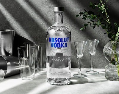 The Absolut Company logró el objetivo del 50 % de contenido reciclado en su icónica botella de vidrio transparente Absolut Vodka cuatro años antes de lo previsto.