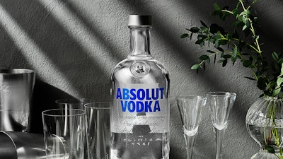 The Absolut Company logró el objetivo del 50 % de contenido reciclado en su icónica botella de vidrio transparente Absolut Vodka cuatro años antes de lo previsto.