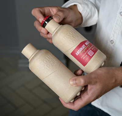 Absolut está explorando las botellas de papel como alternativa al vidrio, en asociación con la empresa de botellas de papel Paboco y varias marcas importantes.