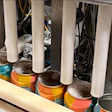 Las latas pasan por dos líneas de enlatado Wild Goose WGC 250 separadas, donde se enjuagan y desinfectan mediante dos enjuagadoras giratorias, se llenan y se cierran.