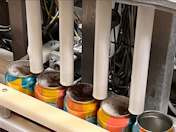 Las latas pasan por dos líneas de enlatado Wild Goose WGC 250 separadas, donde se enjuagan y desinfectan mediante dos enjuagadoras giratorias, se llenan y se cierran.