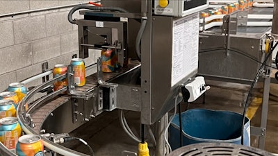 El transporte personalizado une las dos líneas de Wild Goose y envía las latas a través de un detector Heuft Basic de bajo llenado/baja presión.