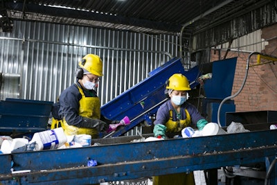 En la recuperación de los materiales participan cerca de 2.000 familias y en su procesamiento, en una planta especializada, trabajan 160 personas.