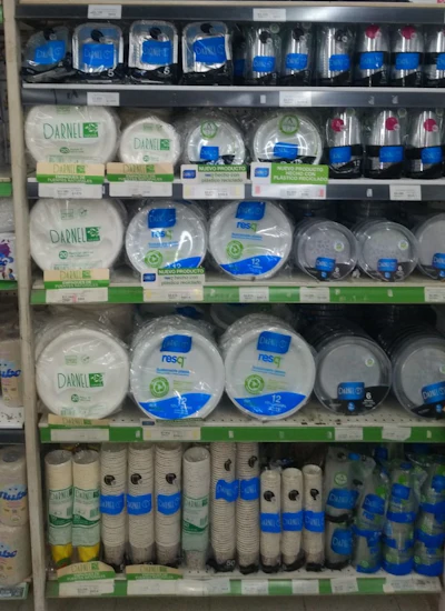 Los productos de esta línea son fabricados a partir de material reciclado de las botellas PET recolectado por más de 2.500 familias recicladoras de Colombia.