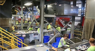 Operaciones de clasificación de residuos para recilaje de Penn Waste.