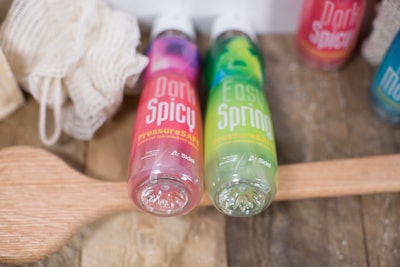 “El diseño de la base del envase combinado con un sistema específico de moldeado de la base, junto con el correcto diseño de la preforma les permite a las empresas mantener y mejorar su ventaja competitiva al ser capaces de ofrecer a sus clientes un envasado específico para su marca que es seguro, robusto y ecológico”, señala Sidel.