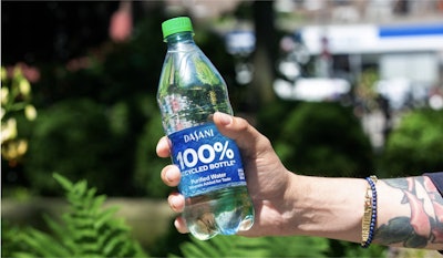 Coca-Cola comenzó a ofrecer la mayoría de sus botellas Dasani en Estados Unidos en 100 % rPET (excluyendo la tapa y la botella) en el verano de 2022.