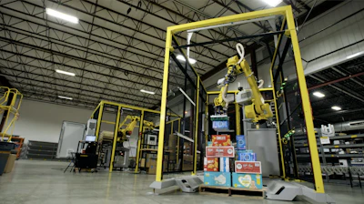 Pearson emplea el software impulsado por inteligencia artificial Pick One para permitir que su despaletizador robótico seleccione cajas, cartones, bandejas o bolsas al azar.