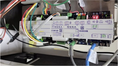 Las capacidades de serigrafía permiten que la información se imprima en los gabinetes para garantizar la colocación correcta de los dispositivos correspondientes.