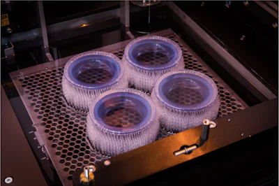 Dos servicios populares de impresión 3D en Proto Labs: SLA permite más características cosméticas, mientras que SLS brinda un impulso en la durabilidad.