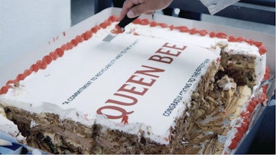 “Somos Bumble Bee, y esta instalación es nuestra colmena de operaciones de atún”, dijo Miguel Díaz, el conductor del montacargas en esa línea de empaque a quien se le ocurrió el apodo de “Queen Bee”, en la inauguración de la máquina, mientras comía un pastel. “Esta es nuestra abeja reina”.