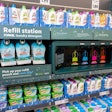 La dispensación del detergente, en las estaciones de recarga en supermercados Lidl en Reino Unido, se realiza de manera segura en empaques flexibles reutilizables.