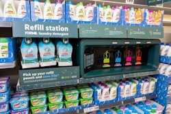 La dispensación del detergente, en las estaciones de recarga en supermercados Lidl en Reino Unido, se realiza de manera segura en empaques flexibles reutilizables.