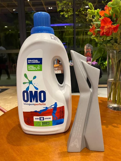 Unilever Brasil fue reconocida recientemente por la Asociación Brasileña de Empaque, ABRE, con 2 importantes premios: Para su producto OMO 3lts con 100% PCR en la botella y 100% PCR en la tapa.