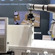 El sistema de mantenimiento de máquinas Robotiq utilizando un cobot de Universal Robots en IMTS 2022.