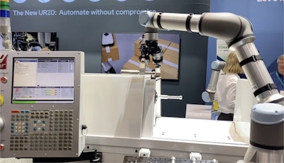 El sistema de mantenimiento de máquinas Robotiq utilizando un cobot de Universal Robots en IMTS 2022.