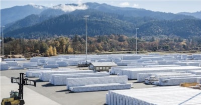 La madera procesada de Roseburg Forest Products se prepara para su envío.