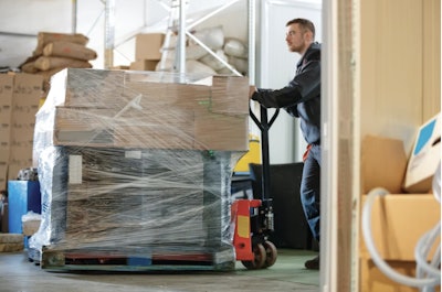 Las operaciones internas en muchos minoristas involucran una gran cantidad de películas para envolver pallets que deben desecharse o reciclarse. Los detalles aún no son firmes, pero los minoristas involucrados en la coalición MBOLD podrían desempeñar un papel activo en el transporte de películas internas usadas a Myplas para aumentar la materia prima de rPE y ayudar a Charter Next a crear nuevas películas.