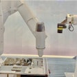 El cobot Assista de Mitsubishi y los robots industriales RV-7FRL y RV-8CRL en una operación de ensamblaje de atornillado de ruta compleja en IMTS 2022.