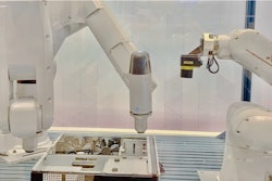 El cobot Assista de Mitsubishi y los robots industriales RV-7FRL y RV-8CRL en una operación de ensamblaje de atornillado de ruta compleja en IMTS 2022.