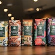Starbucks rediseñó el empaque de sus cinco variedades principales de granos integrales con gráficos que se traducen en arte para las personas, los momentos y las experiencias asociadas con cada mezcla.