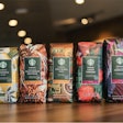 Starbucks rediseñó el empaque de sus cinco variedades principales de granos integrales.