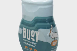 La botella presenta una funda retráctil a prueba de manipulaciones de color azul mate, con tonos acentuados para transmitir sabores a limón, frambuesa o mango.
