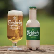 La versión 2.0 de la botella de papel de Carlsberg tiene un revestimiento interior de PEF moldeado por soplado y estirado por inyección, y lleva una corona de acero. En desarrollo: una capa interna de PEF y una tapa de papel (opuesto).