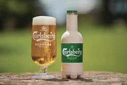 La versión 2.0 de la botella de papel de Carlsberg tiene un revestimiento interior de PEF moldeado por soplado y estirado por inyección, y lleva una corona de acero. En desarrollo: una capa interna de PEF y una tapa de papel (opuesto).