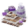 La mayoría de las ventas de Fairytale Brownies vienen como paquetes de regalo personalizables de brownies, blondies y galletas.