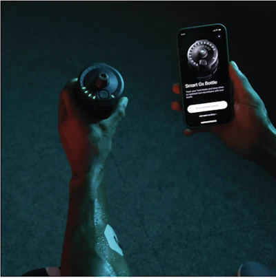 Todo el sistema Gx de Gatorade incluye una botella inteligente que se repone con empaques de cápsulas concentradas recargables y reciclables, un parche portátil que transmite el perfil de sudor de un atleta a la cámara de un teléfono inteligente y una aplicación de teléfono inteligente que está conectada al sistema por Bluetooth.