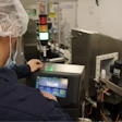 Mecánico utilizando el HMI para alistar la impresora Videojet 1280.