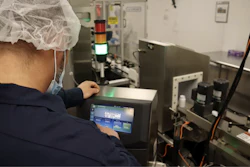 Mecánico utilizando el HMI para alistar la impresora Videojet 1280.