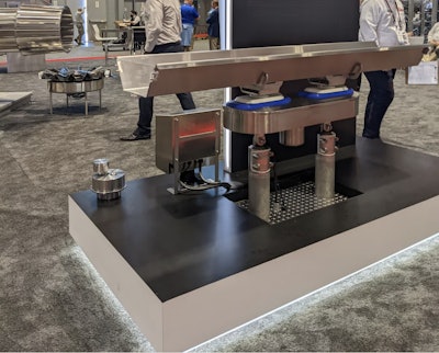 Varios fabricantes mostraron un nuevo concepto de canaletas oscilantes que no generan vibraciones verticales. Un movimiento perfilado de ida y vuelta (movimiento lineal accionado por leva) debajo de los componentes que quieren seguir avanzando gracias a la inercia impartida por el movimiento de avance.