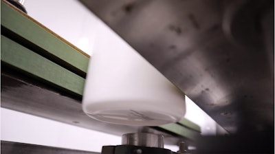 Impresora Videojet aplicando tinta a una botella.