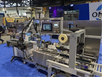 Omega Design Corporation exhibió su Cobot Pack Assist para la unidad Intelli-Pac, cargando múltiples contenedores en una caja formada.