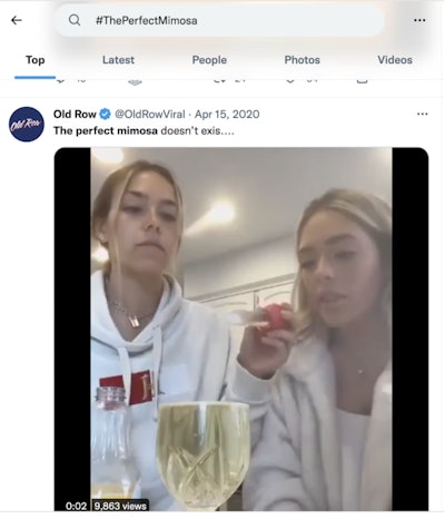 Un ejemplo de la tendencia de influencers #ThePerfectMimosa, tal como apareció en Twitter. En este caso, se utiliza una jeringa casera para agregar una sola gota de jugo de naranja a una copa de champán llena.